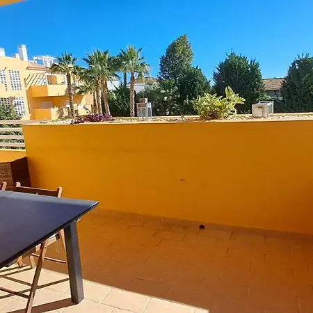 3 Bed 2 Bath Spacious Modern Aparment - Communal Pool And Gardens