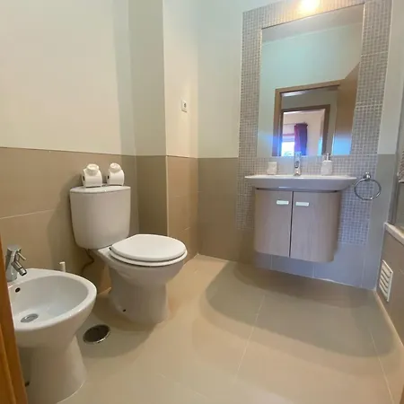 3 Bed 2 Bath Spacious Modern Aparment - Communal Pool And Gardens Conceição