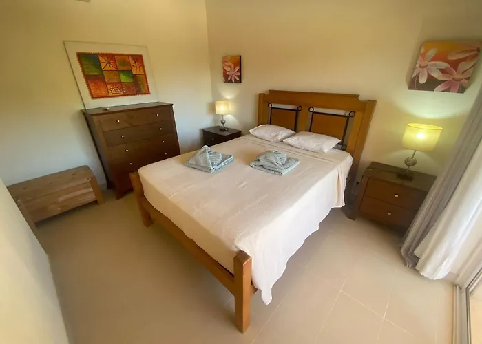 3 Bed 2 Bath Spacious Modern Aparment - Communal Pool And Gardens *