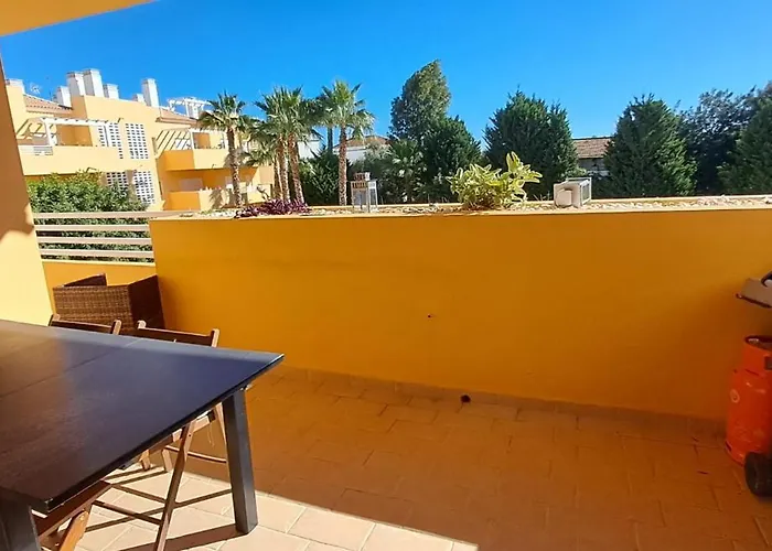 3 Bed 2 Bath Spacious Modern Aparment - Communal Pool And Gardens