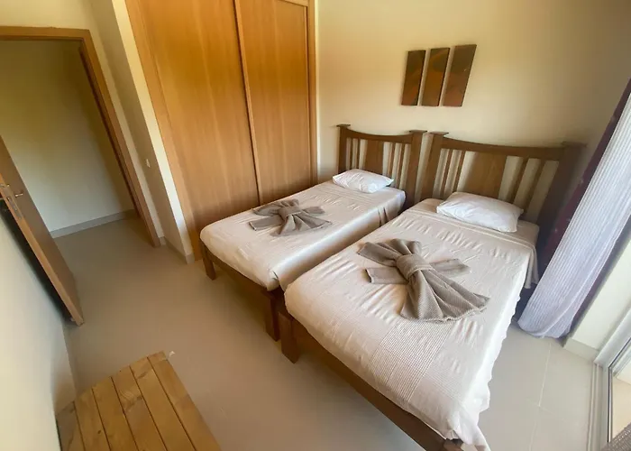 3 Bed 2 Bath Spacious Modern Aparment - Communal Pool And Gardens *